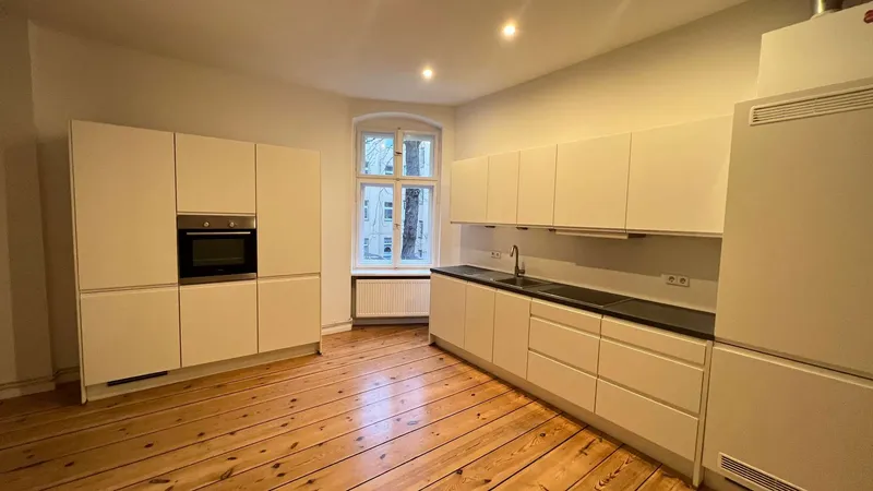 Modernisierte 2-Zimmer-Altbauwohnung mit Wohnküche I EBK I Holzdielen I Badewanne — photo 1